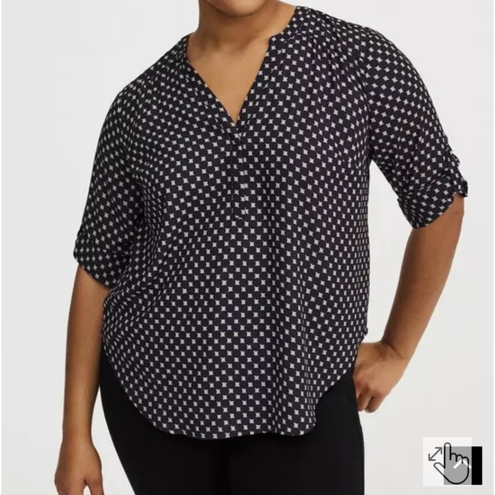 NWOT Torrid Black and Cream Geometric V-Neck Harper Georgette Blouse 3/4 Sleeve